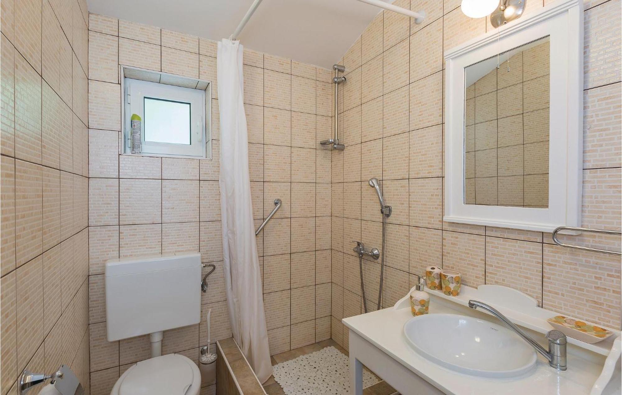 2 Bedroom Awesome Home In Gornje Tučepi Esterno foto