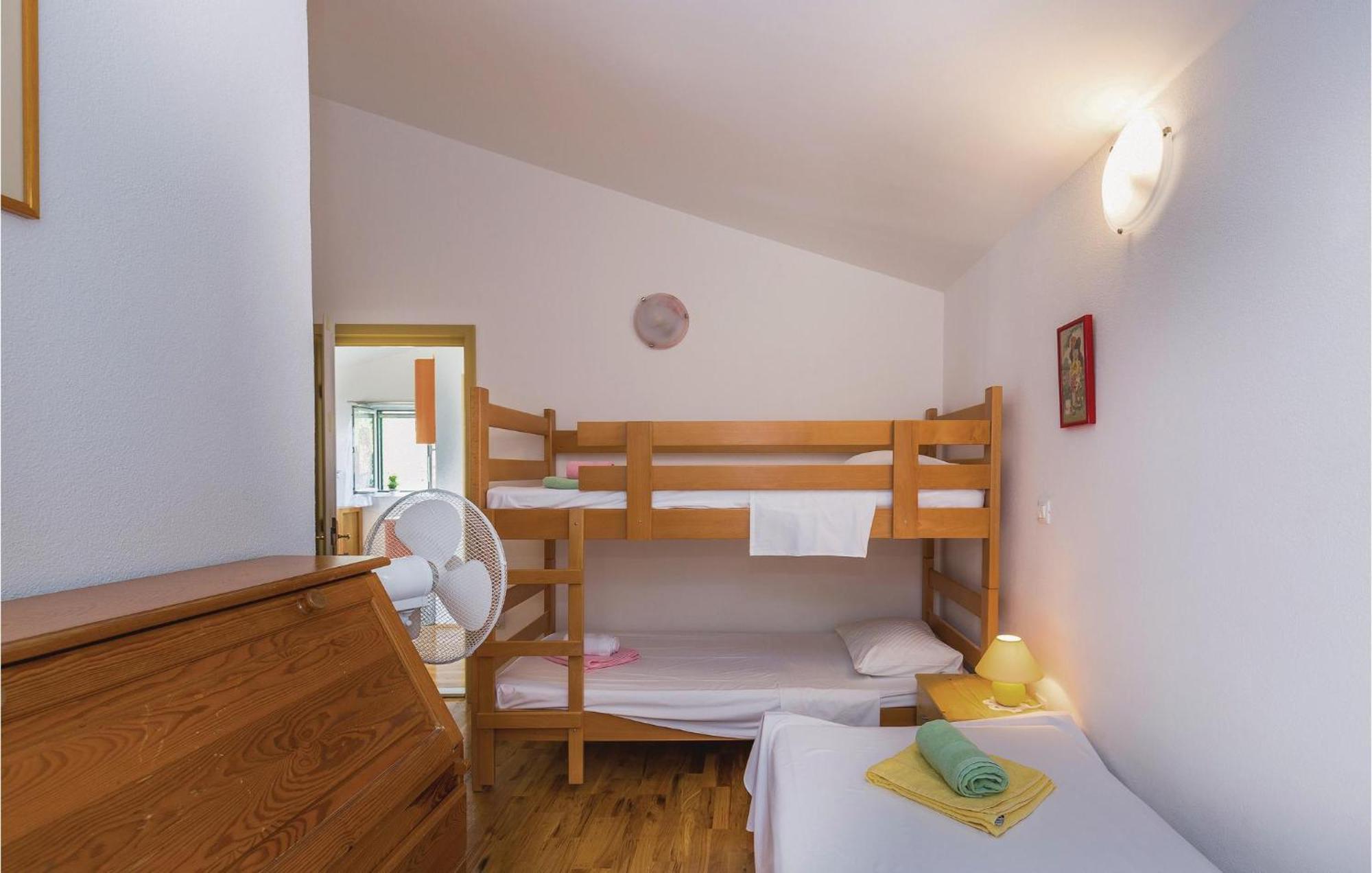 2 Bedroom Awesome Home In Gornje Tučepi Esterno foto