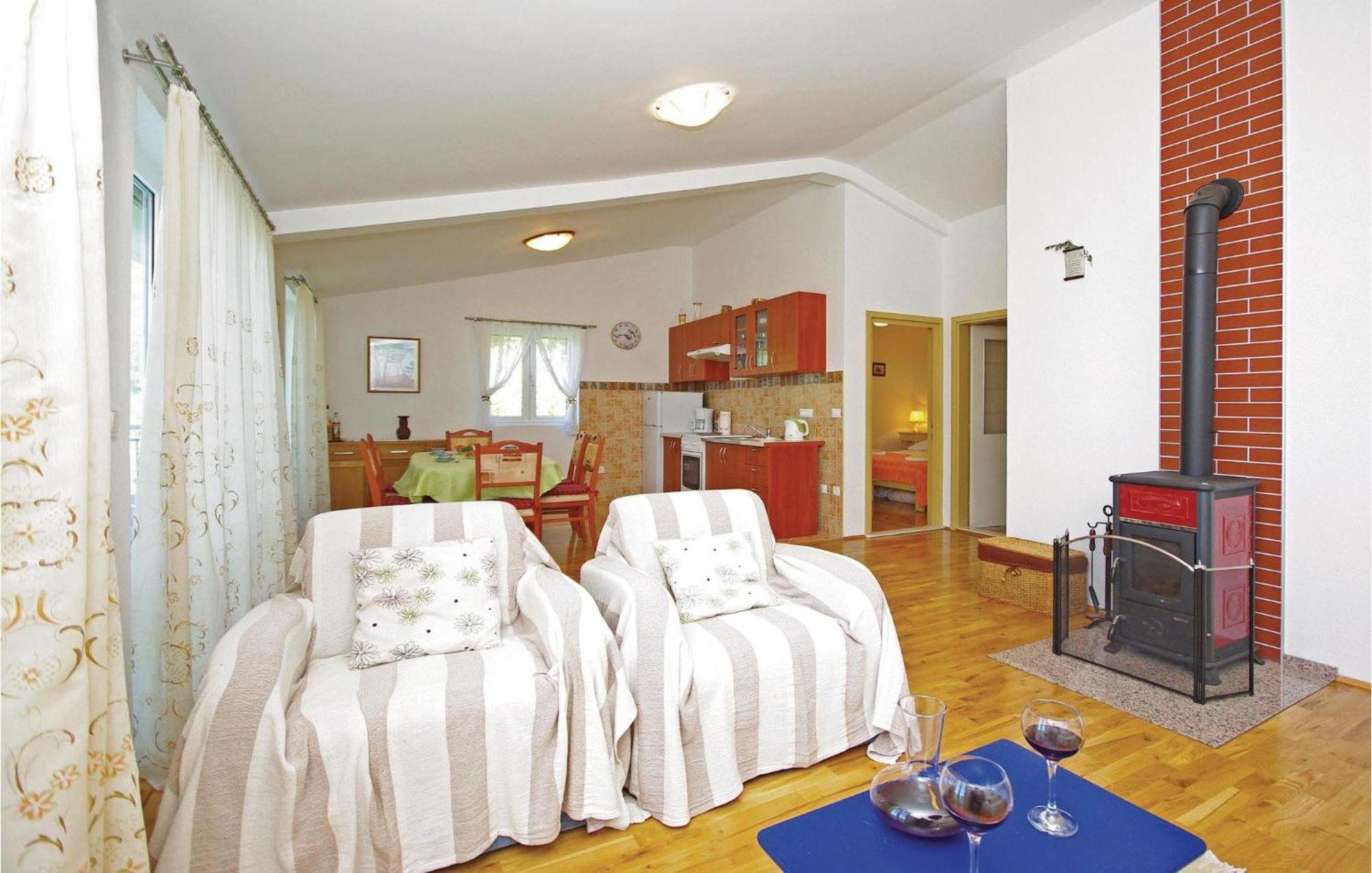2 Bedroom Awesome Home In Gornje Tučepi Esterno foto