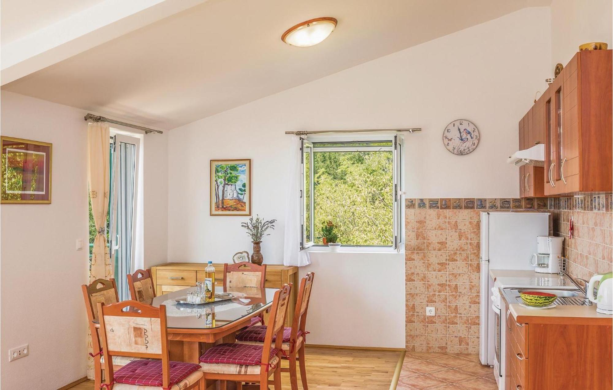 2 Bedroom Awesome Home In Gornje Tučepi Esterno foto