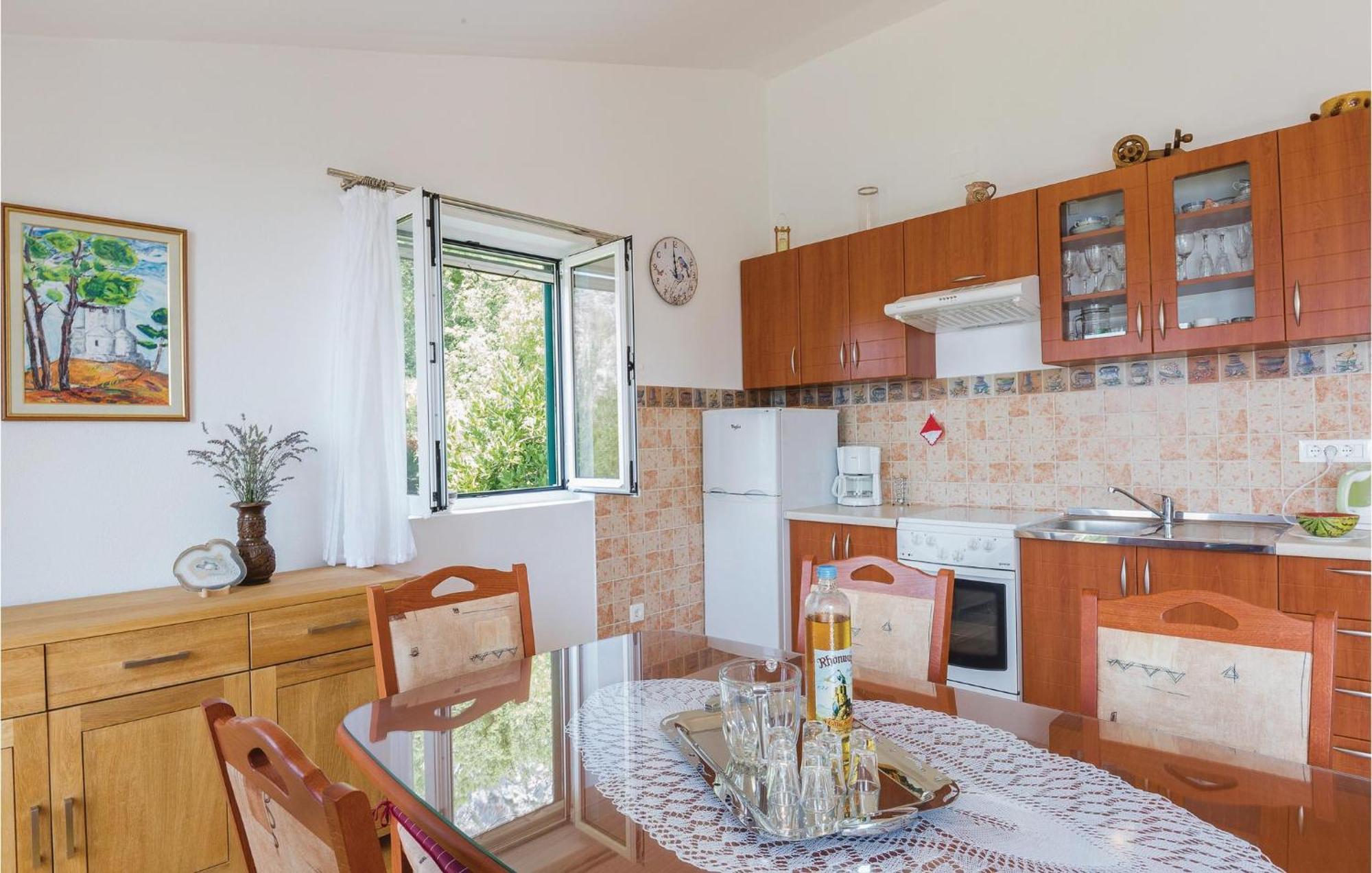 2 Bedroom Awesome Home In Gornje Tučepi Esterno foto