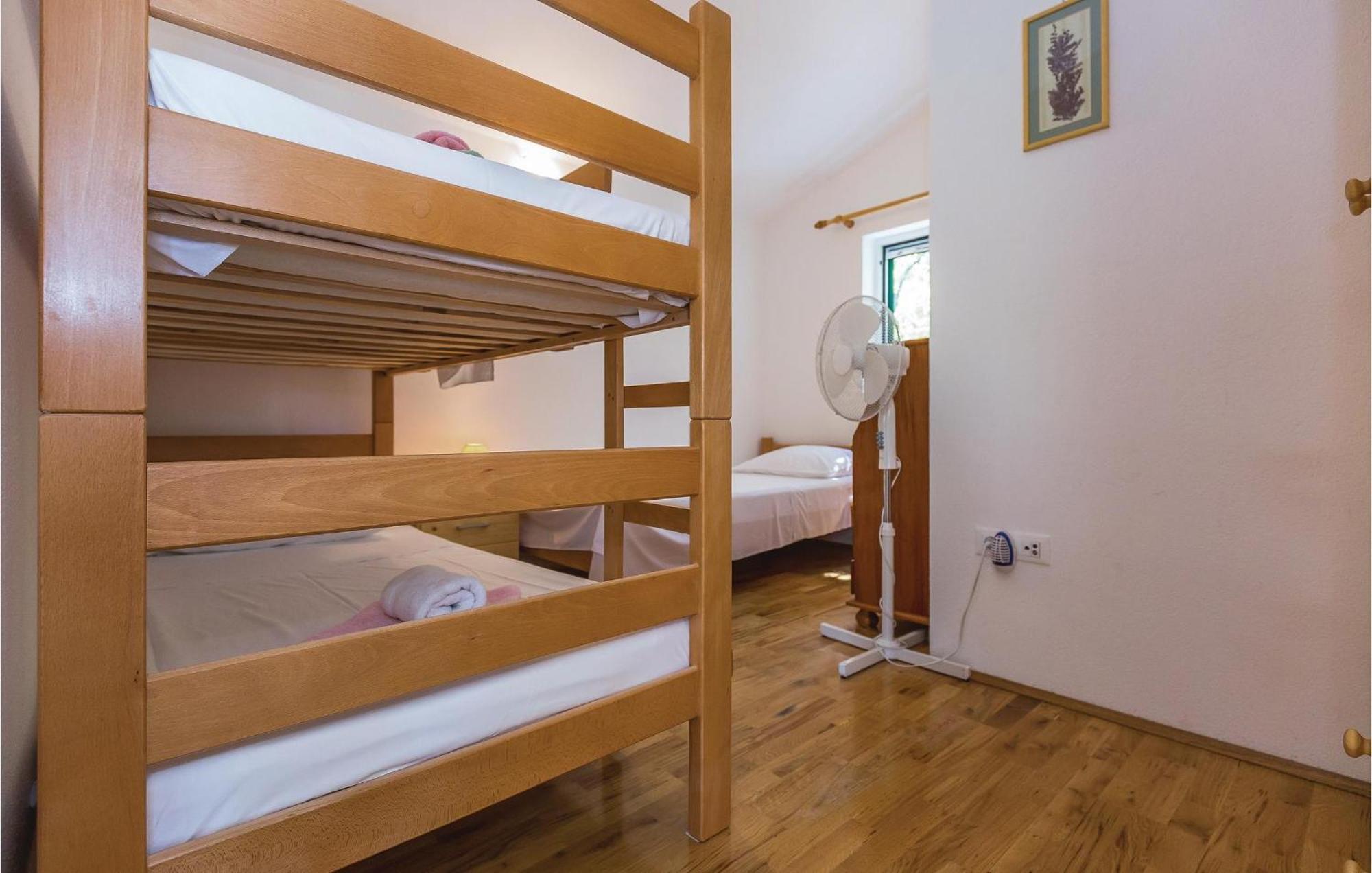 2 Bedroom Awesome Home In Gornje Tučepi Esterno foto