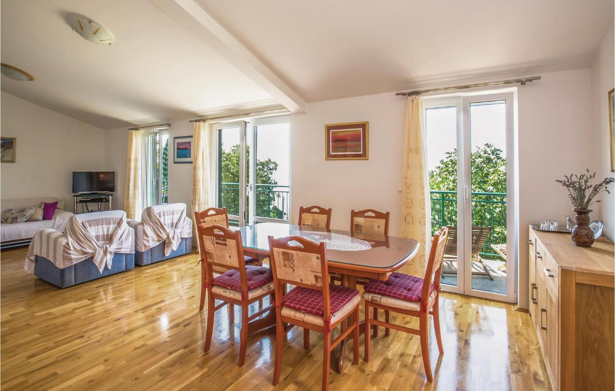 2 Bedroom Awesome Home In Gornje Tučepi Esterno foto