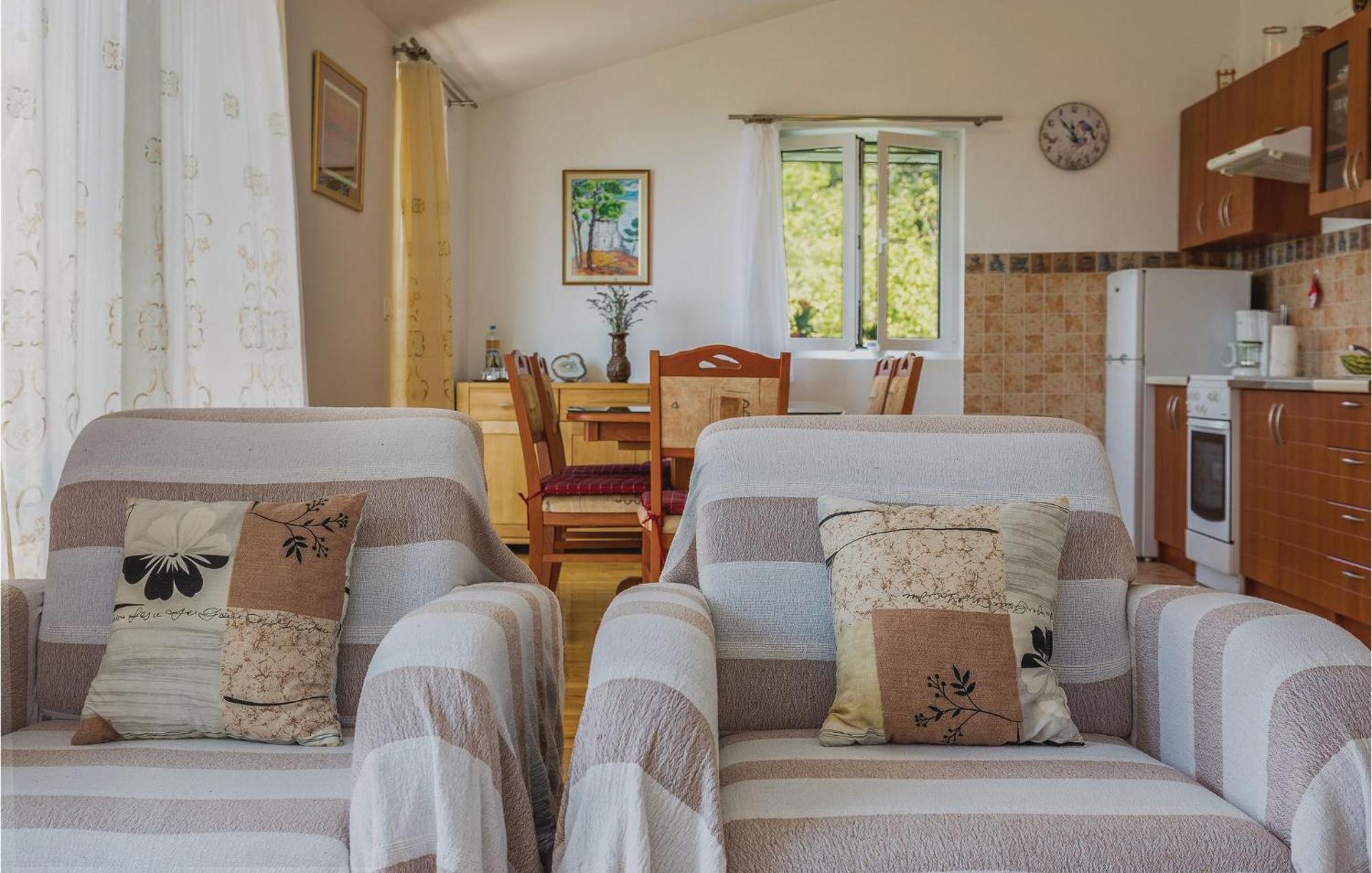 2 Bedroom Awesome Home In Gornje Tučepi Esterno foto