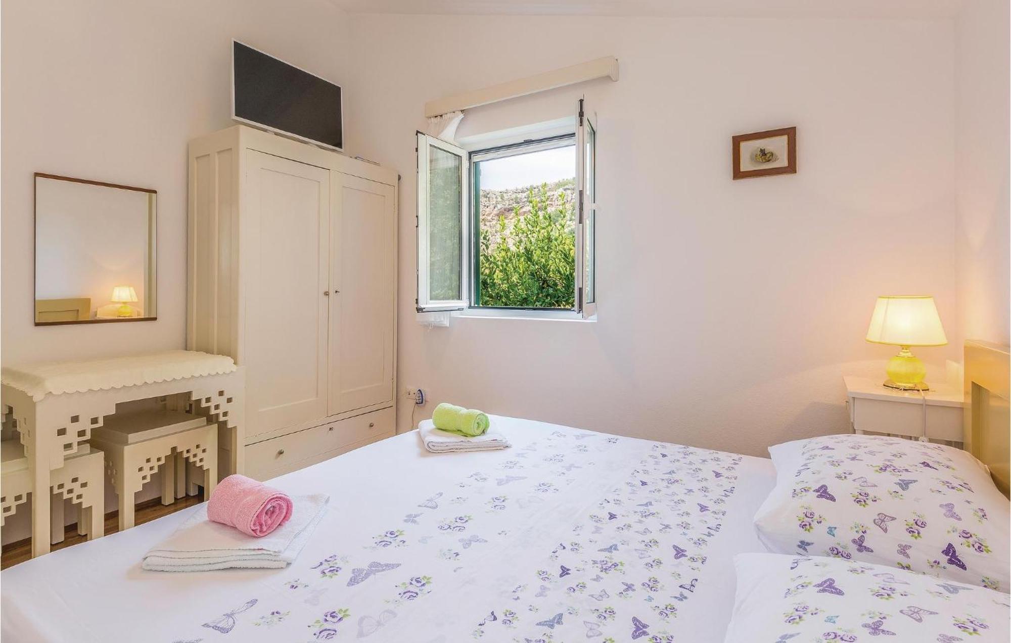2 Bedroom Awesome Home In Gornje Tučepi Esterno foto