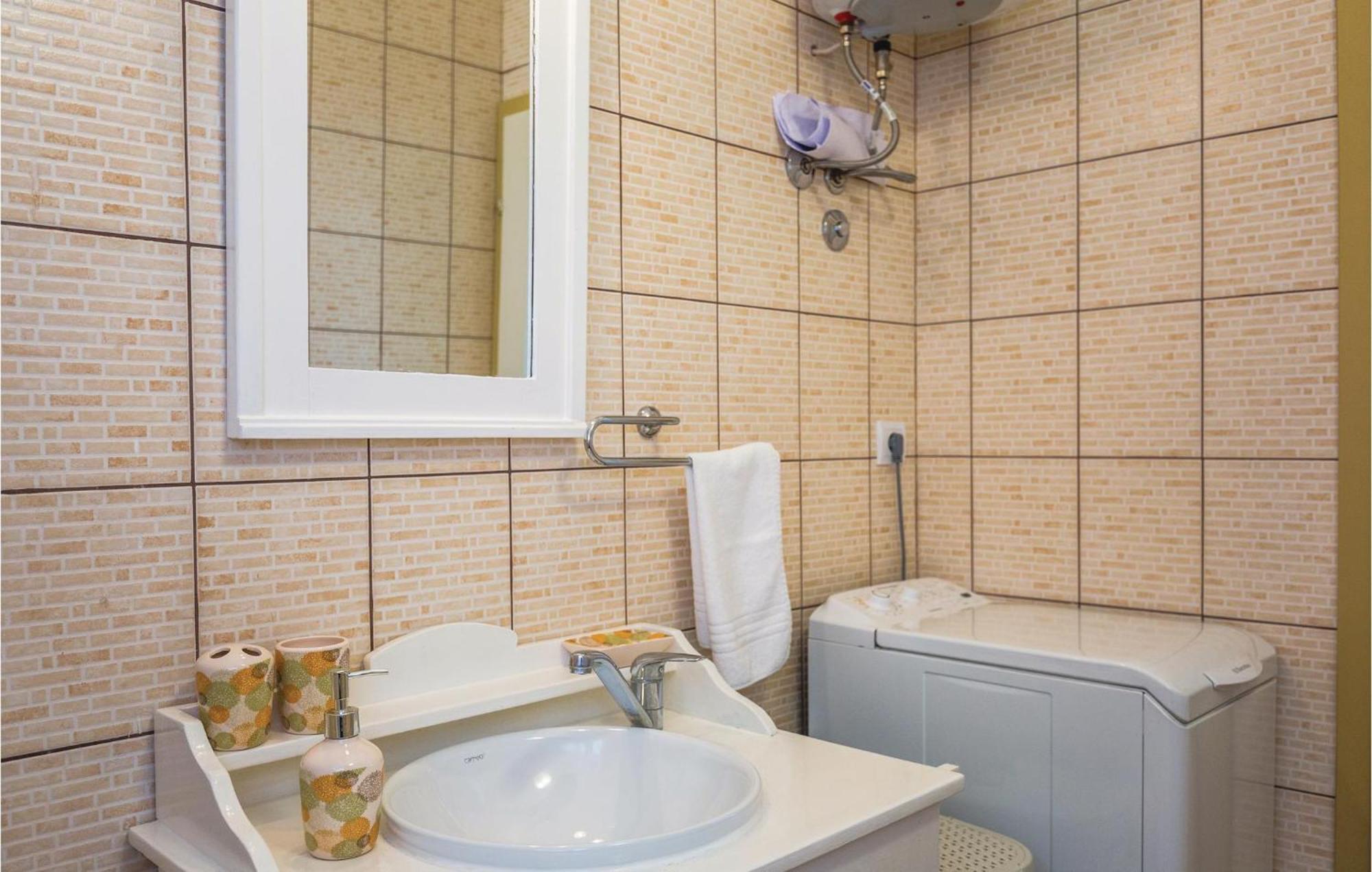 2 Bedroom Awesome Home In Gornje Tučepi Esterno foto