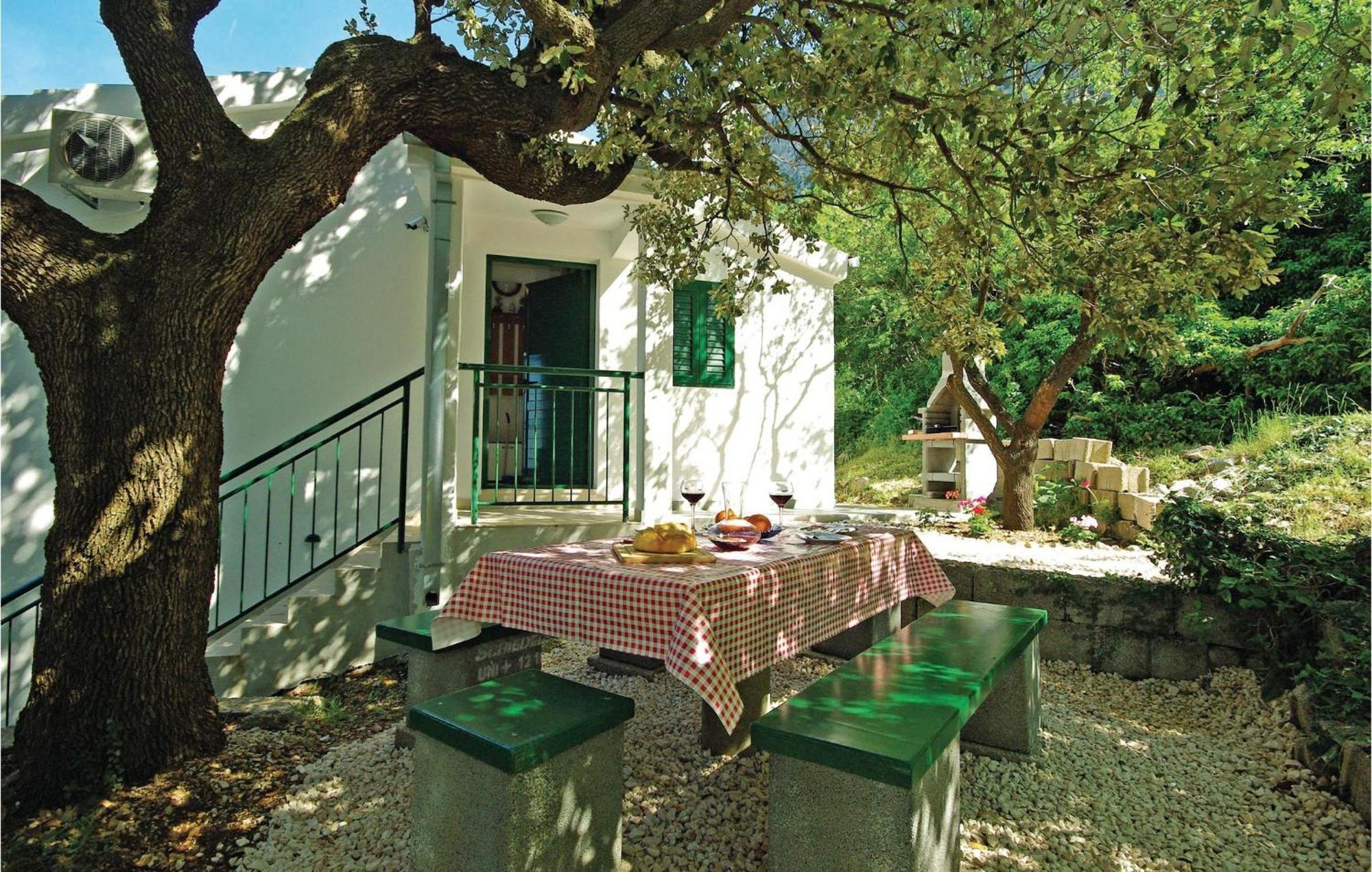 2 Bedroom Awesome Home In Gornje Tučepi Esterno foto