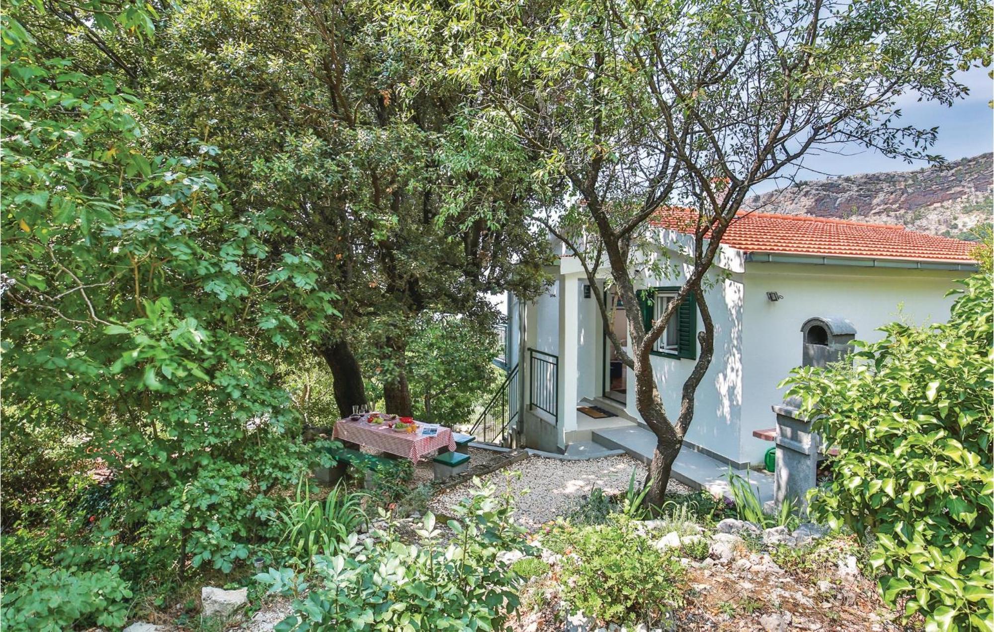 2 Bedroom Awesome Home In Gornje Tučepi Esterno foto